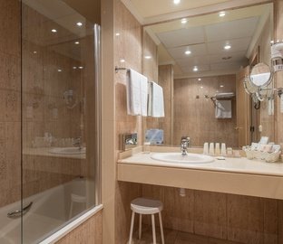 Baño habitación  Vincci Lys Valencia